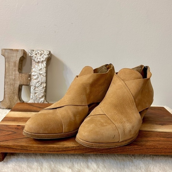 Eileen Fisher Cluster Leather Crisscross Bootie Size 7 - Picture 2 of 14